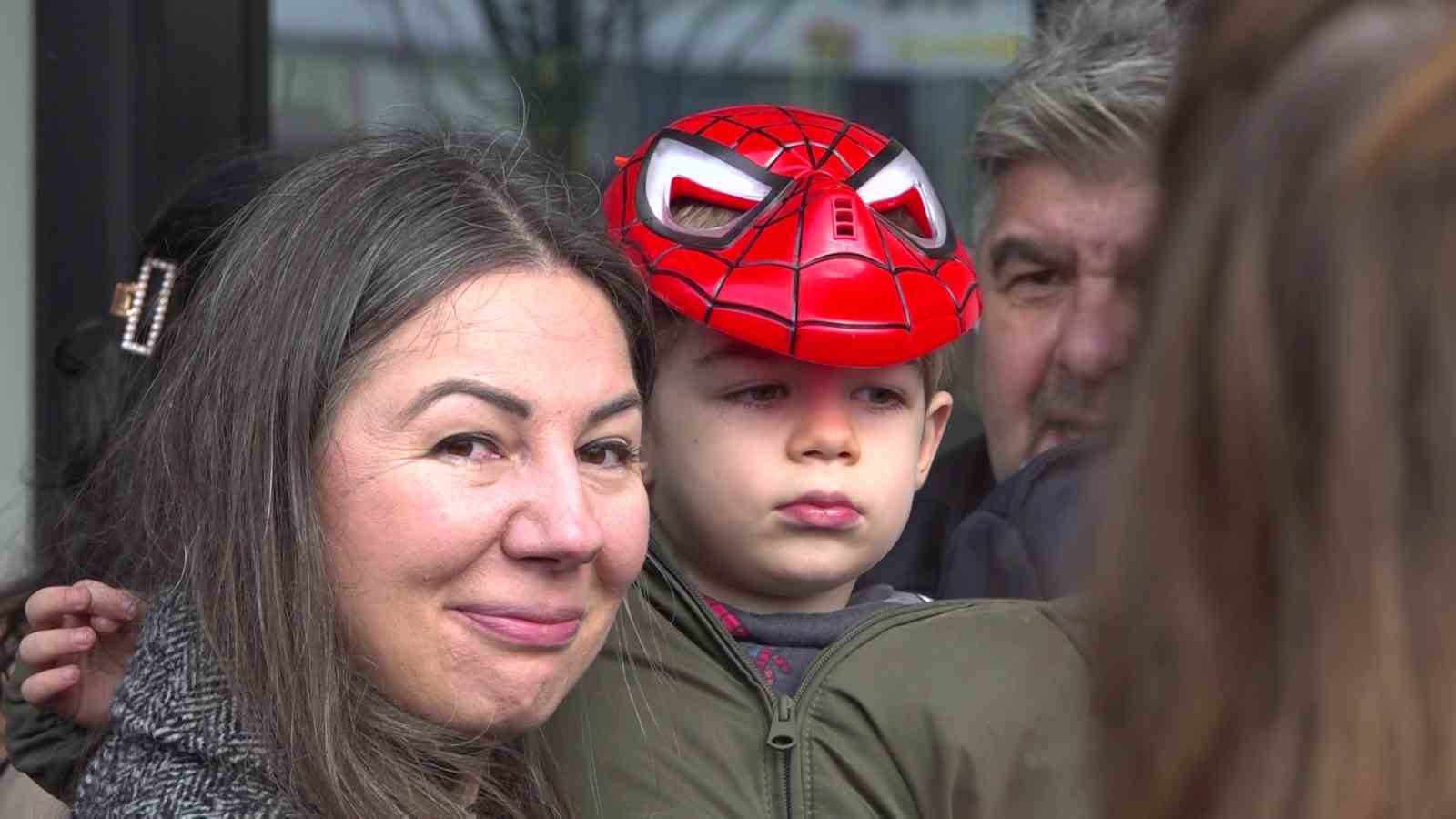 Yardım kampanyası tamamlanan Uras Ege için gökyüzüne balonlar bırakıldı
