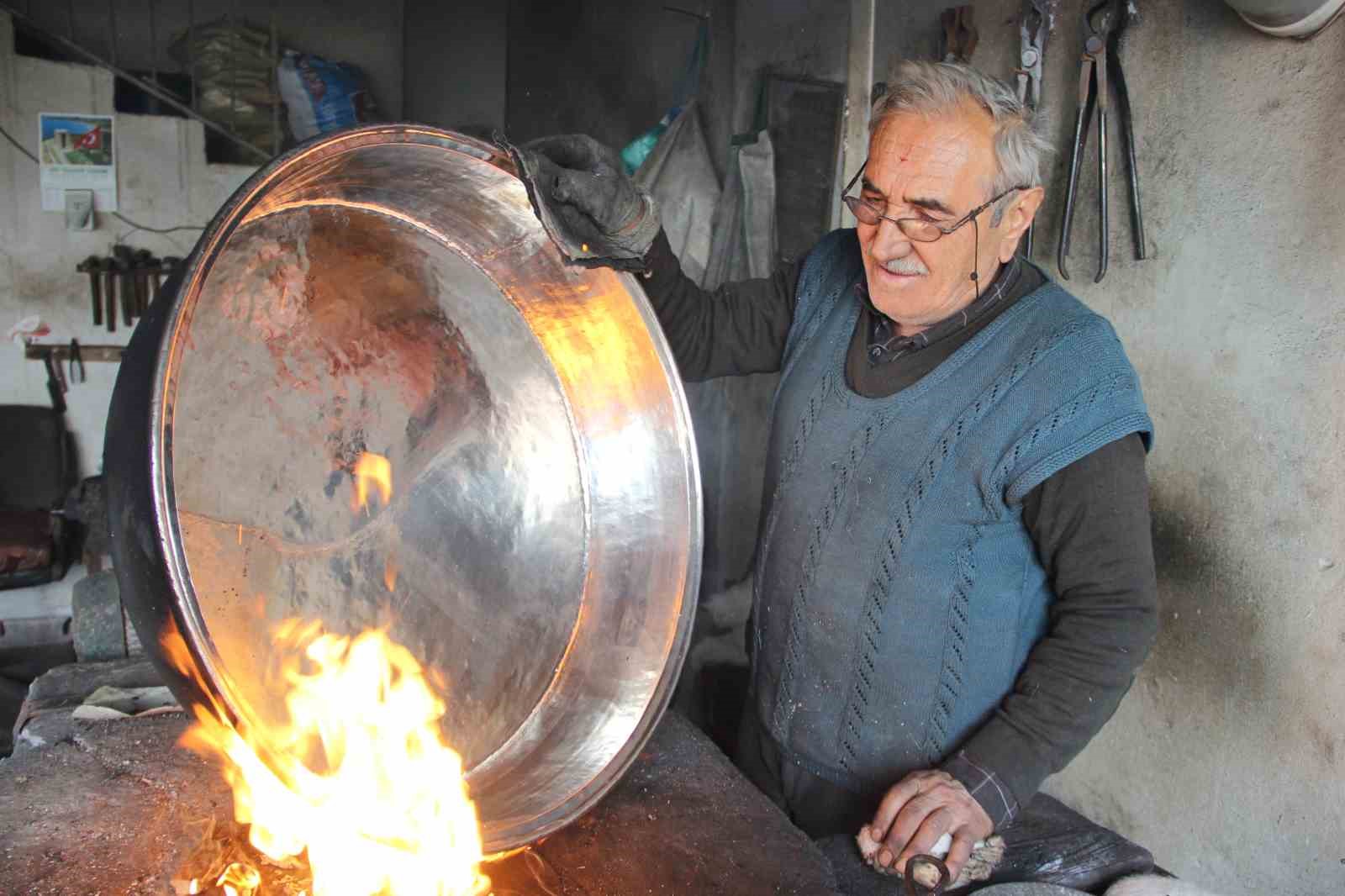 Yarım asırdan fazla süredir bakıra hayat veriyor: 73 yaşında mesleğini aşkla yapıyor
