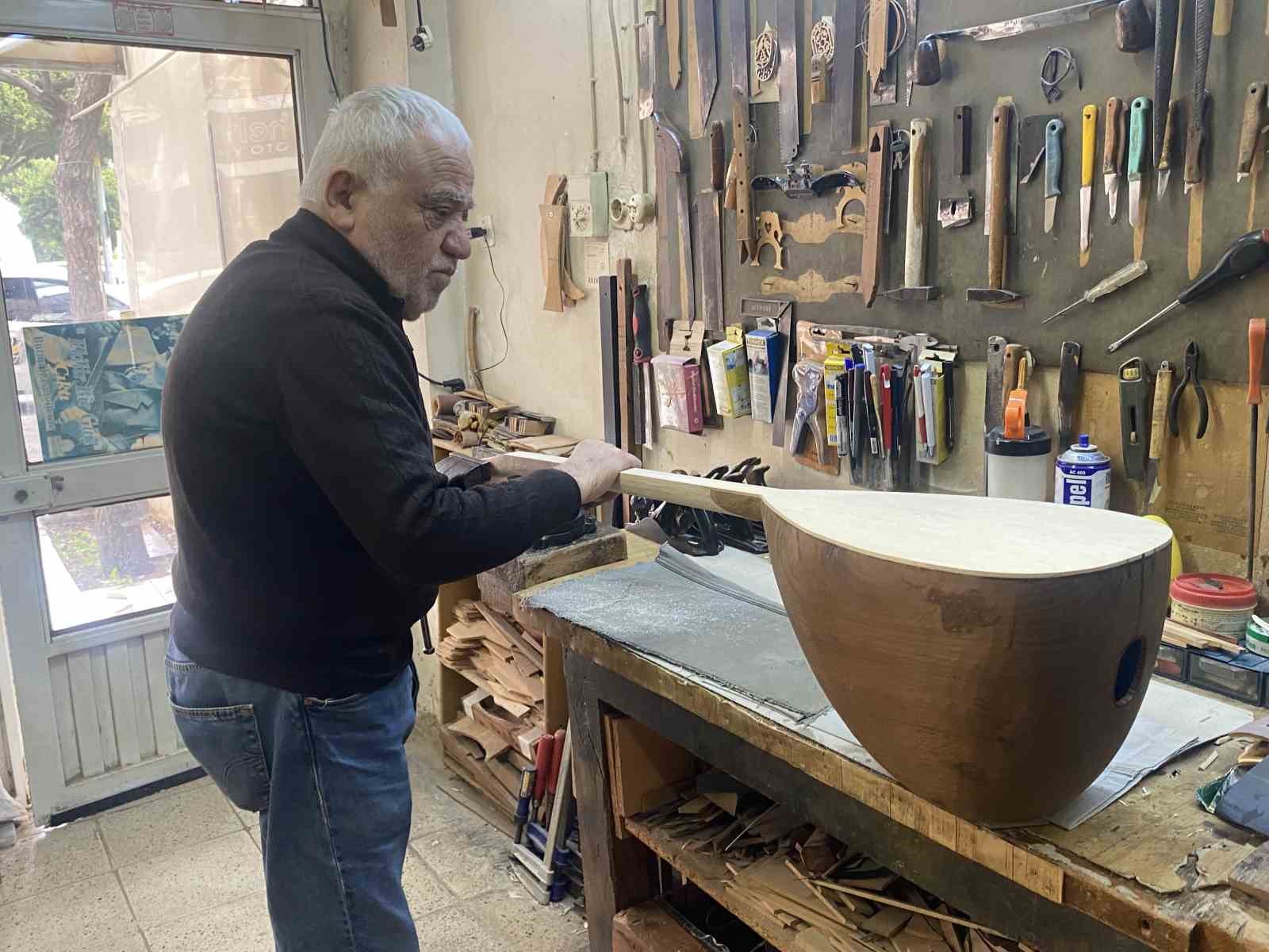 Yarım asırdır bağlamaya şekil veriyor, şimdi mesleğini çocuklarıyla sürdürüyor
