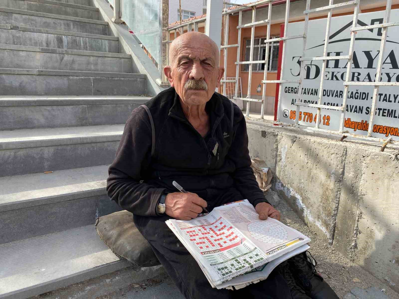 Yarım asırdır her gün bulmaca çözüyor
