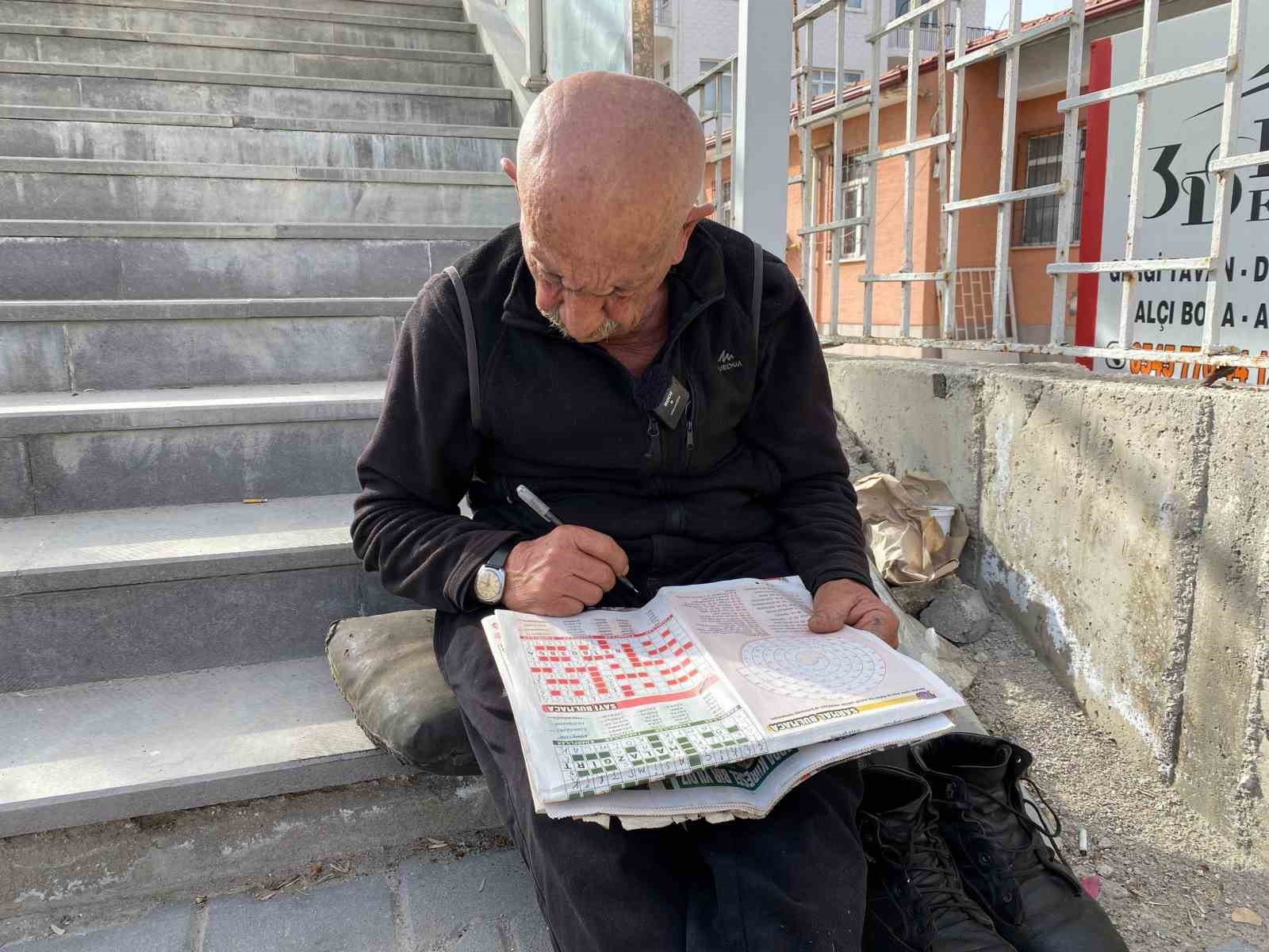 Yarım asırdır her gün bulmaca çözüyor
