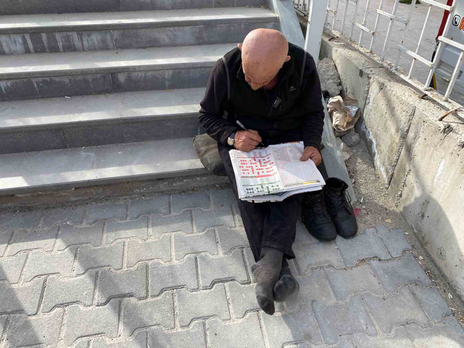 Yarım asırdır her gün bulmaca çözüyor
