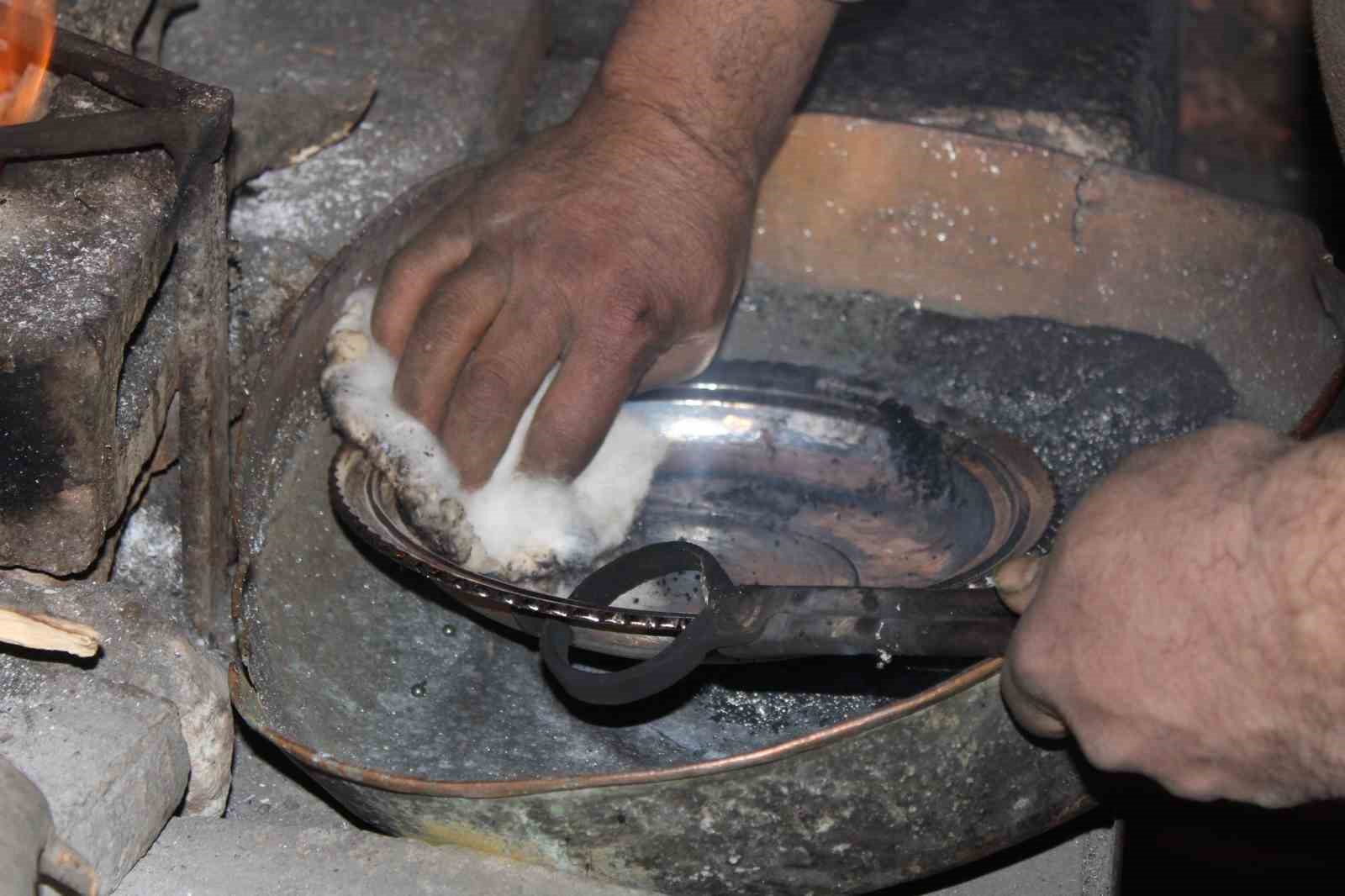 Yarım asırlık kalay ustası ‘çırak’ sıkıntısına dikkat çekti
