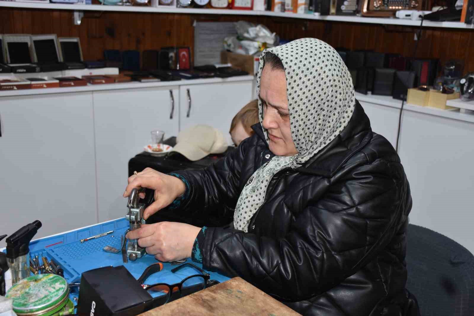 Yarım asırlık saat ustası çırak bulamadığı mesleğini eşiyle ayakta tutuyor
