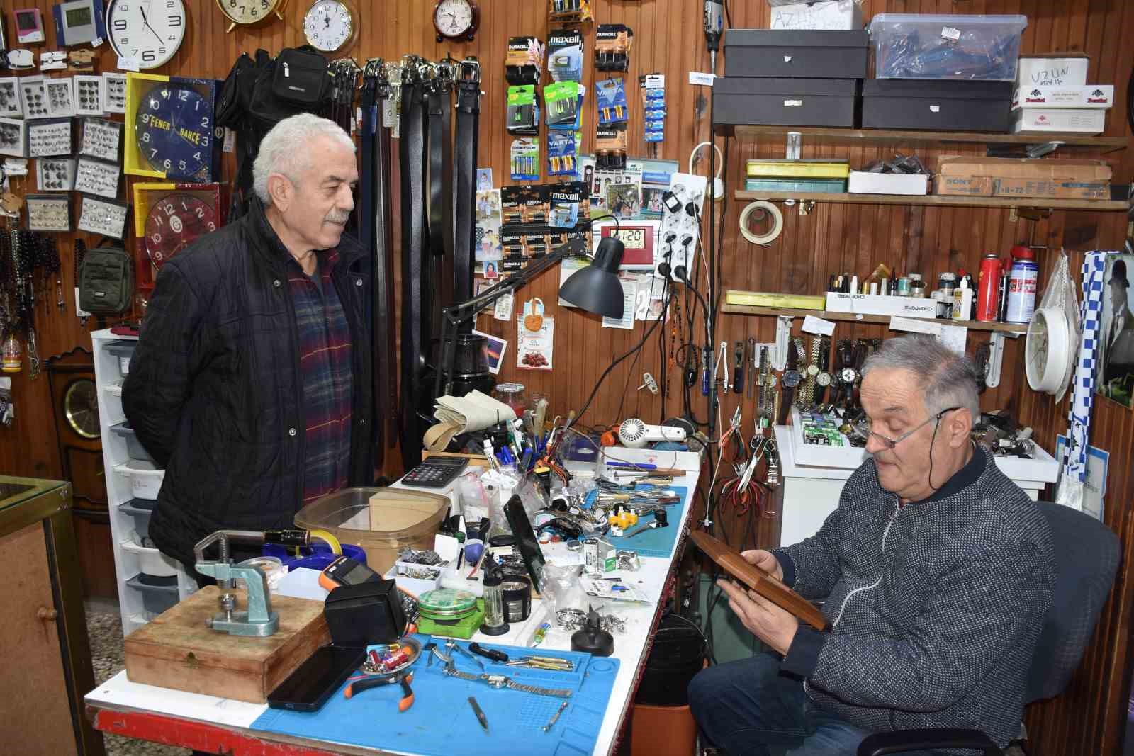 Yarım asırlık saat ustası çırak bulamadığı mesleğini eşiyle ayakta tutuyor
