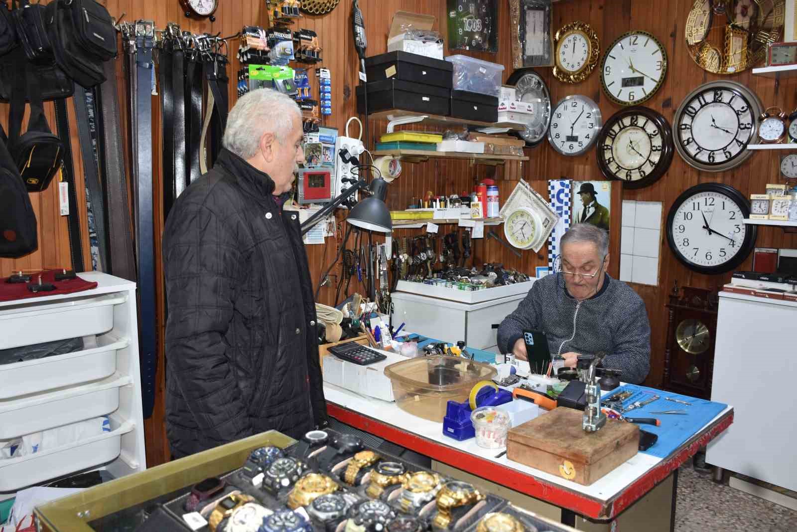 Yarım asırlık saat ustası çırak bulamadığı mesleğini eşiyle ayakta tutuyor
