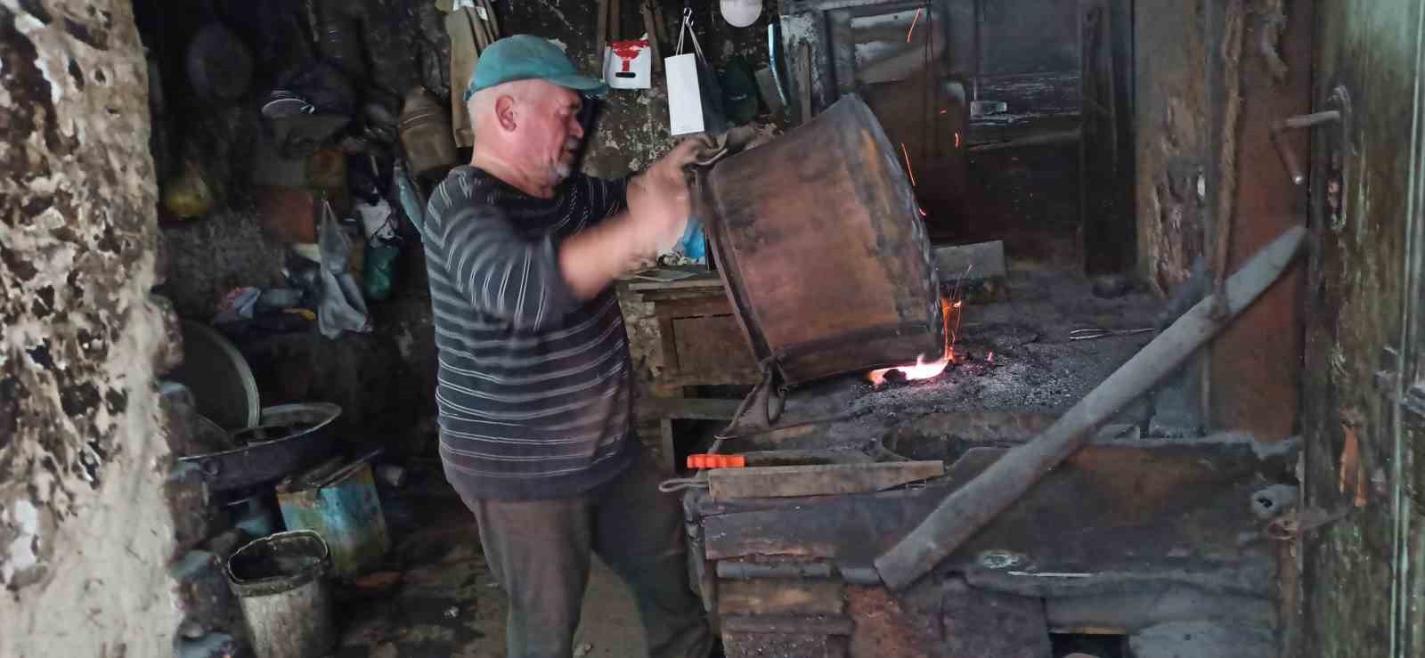 Yarım asırlık son kalay ustası teknolojiye direniyor
