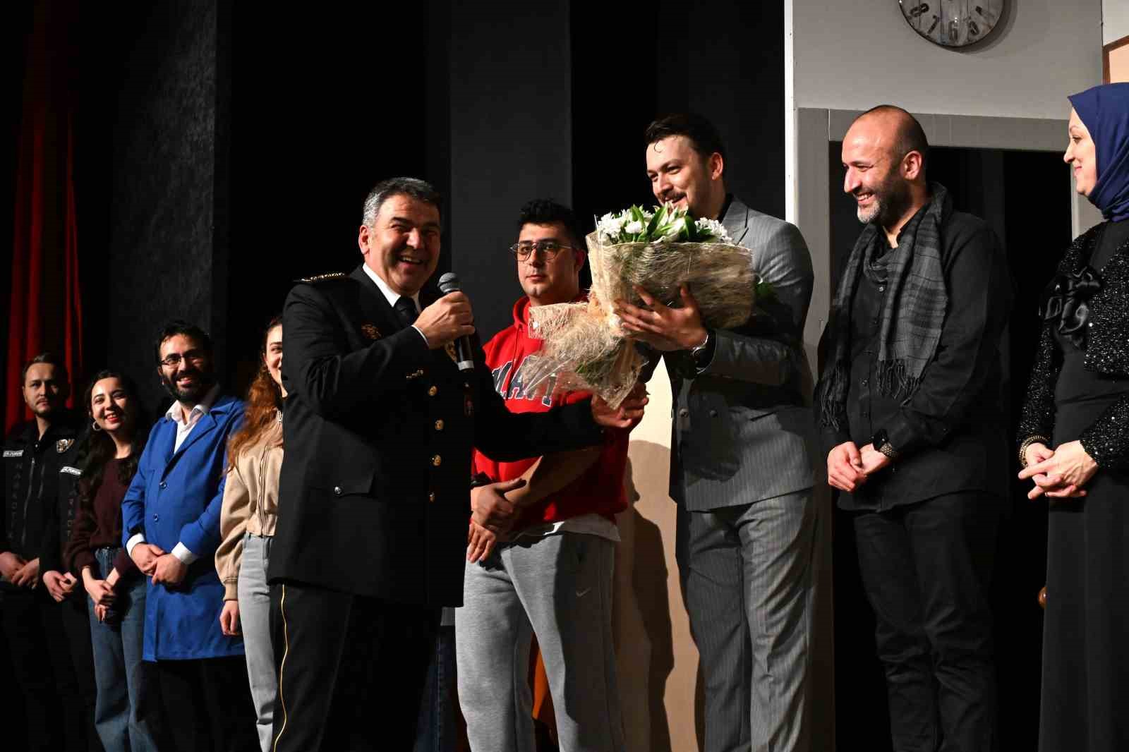 "Yarınlara geç kalmadan" ayakta alkışlandı
