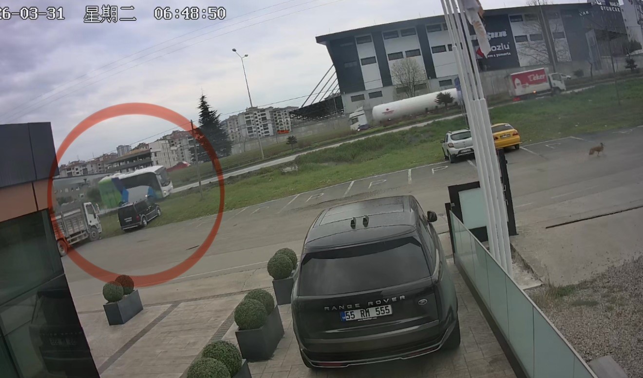 Yarışmadan dönen öğrencileri taşıyan aracın kaza anı güvenlik kamerasına yansıdı
