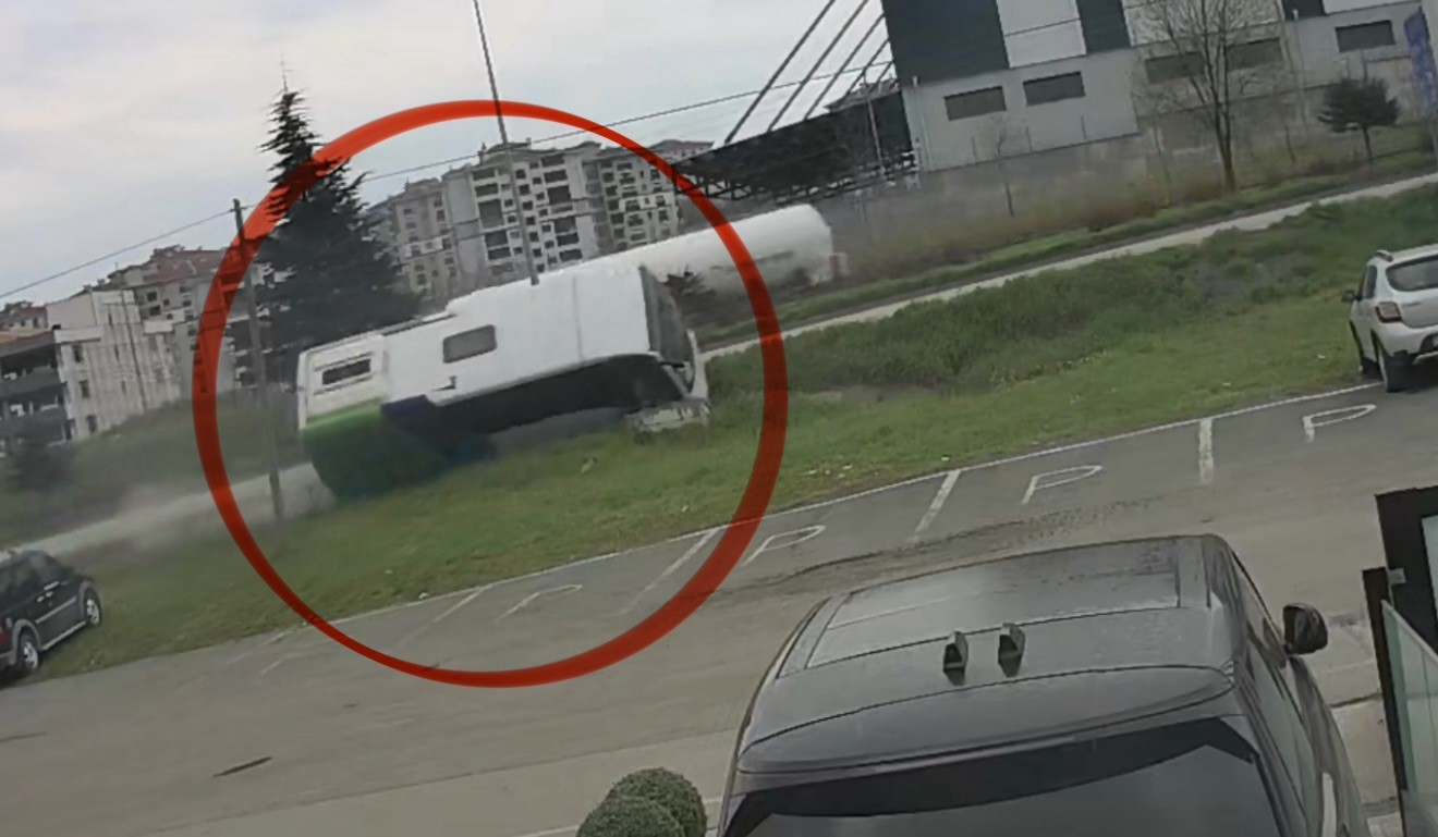 Yarışmadan dönen öğrencileri taşıyan aracın kaza anı güvenlik kamerasına yansıdı
