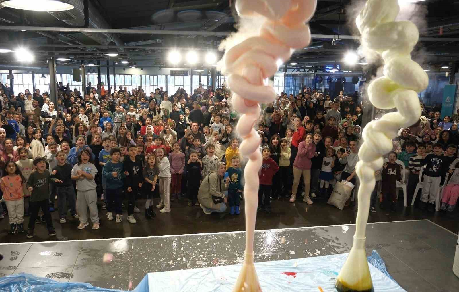 Yarıyıl tatilinde Bilim Merkezi’nde eğlence dorukta
Yarıyıl tatilinde Bilim Merkezi’nde eğlence dorukta