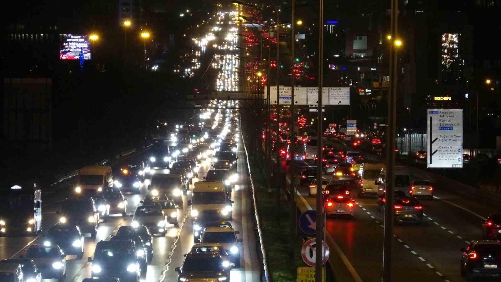 Yarıyıl tatilinin ardından D-100’deki trafik yoğunluğu havadan görüntülendi
