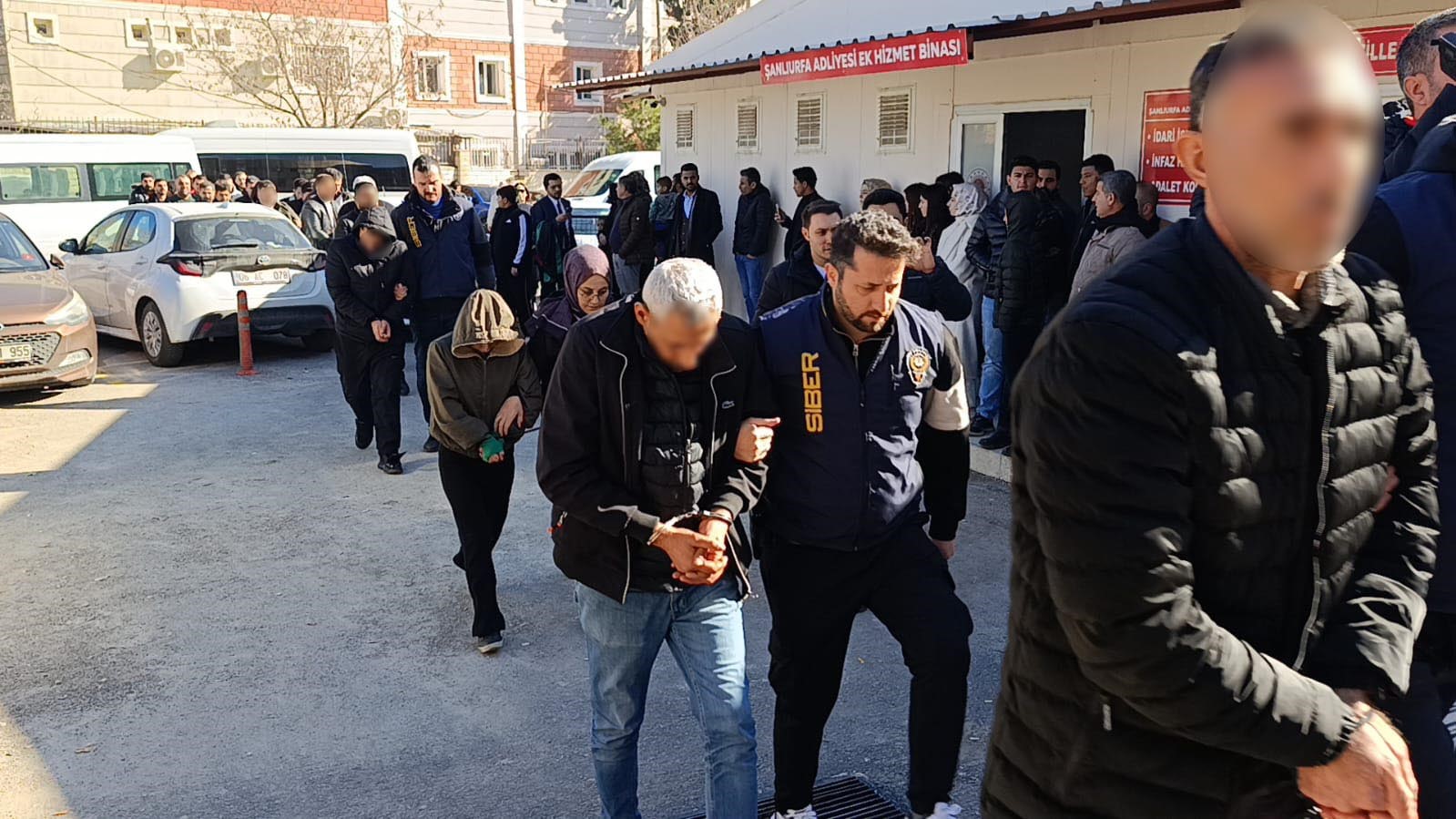 Yasa dışı bahis operasyonunda gözaltına alınan 28 zanlı adliyeye sevk edildi
