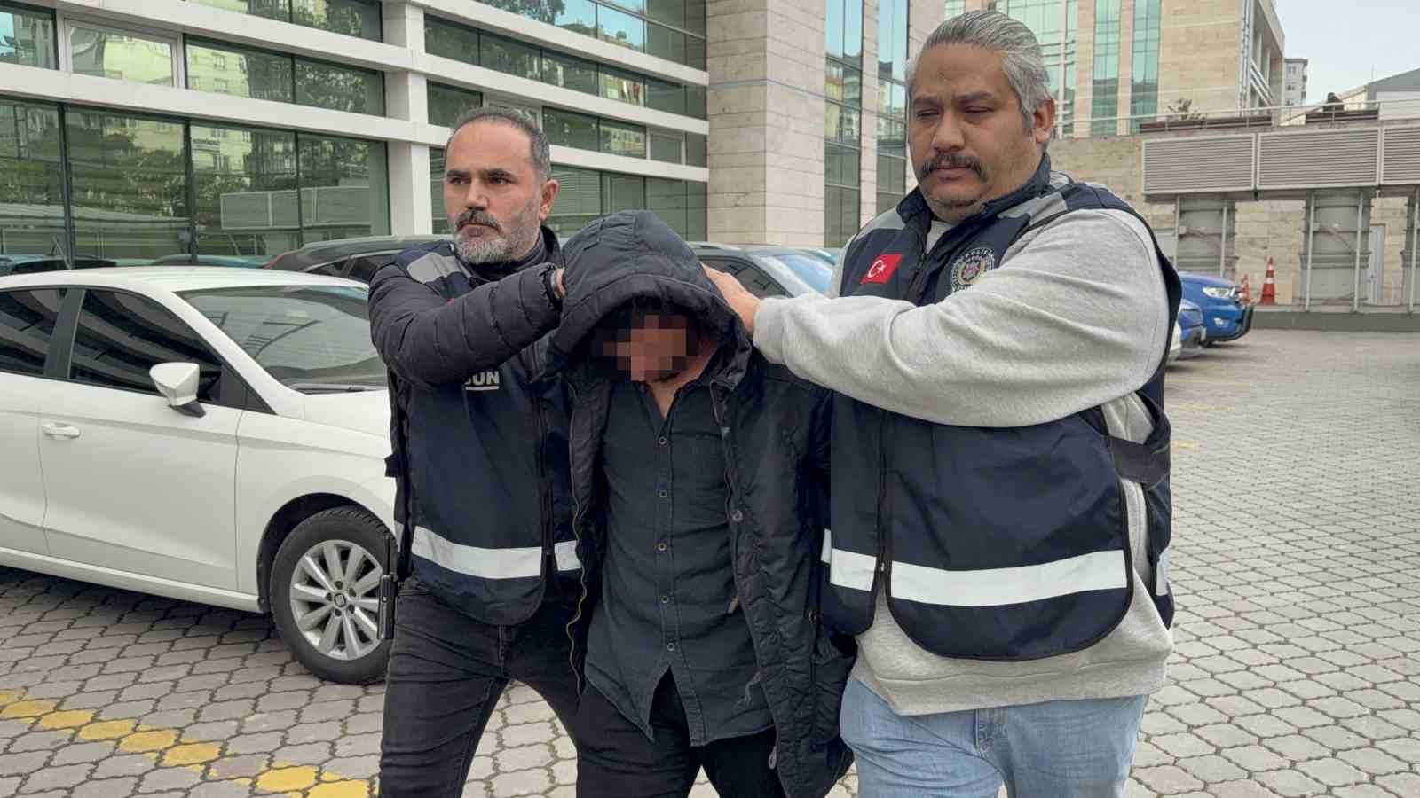 Yasak aşk cinayetinde pazarcının boğazı kesilerek öldürülmesiyle ilgili 3 kişi adliyeye sevk edildi
