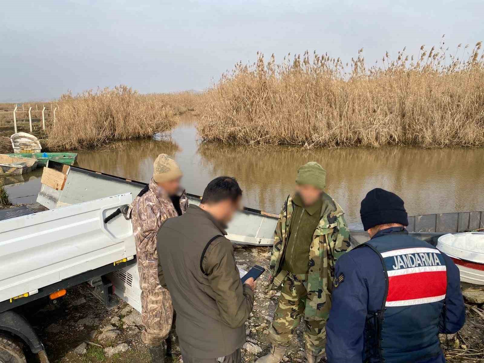 Yasak bölgede avlanan 3 şahıs, jandarma ekiplerince yakalandı

