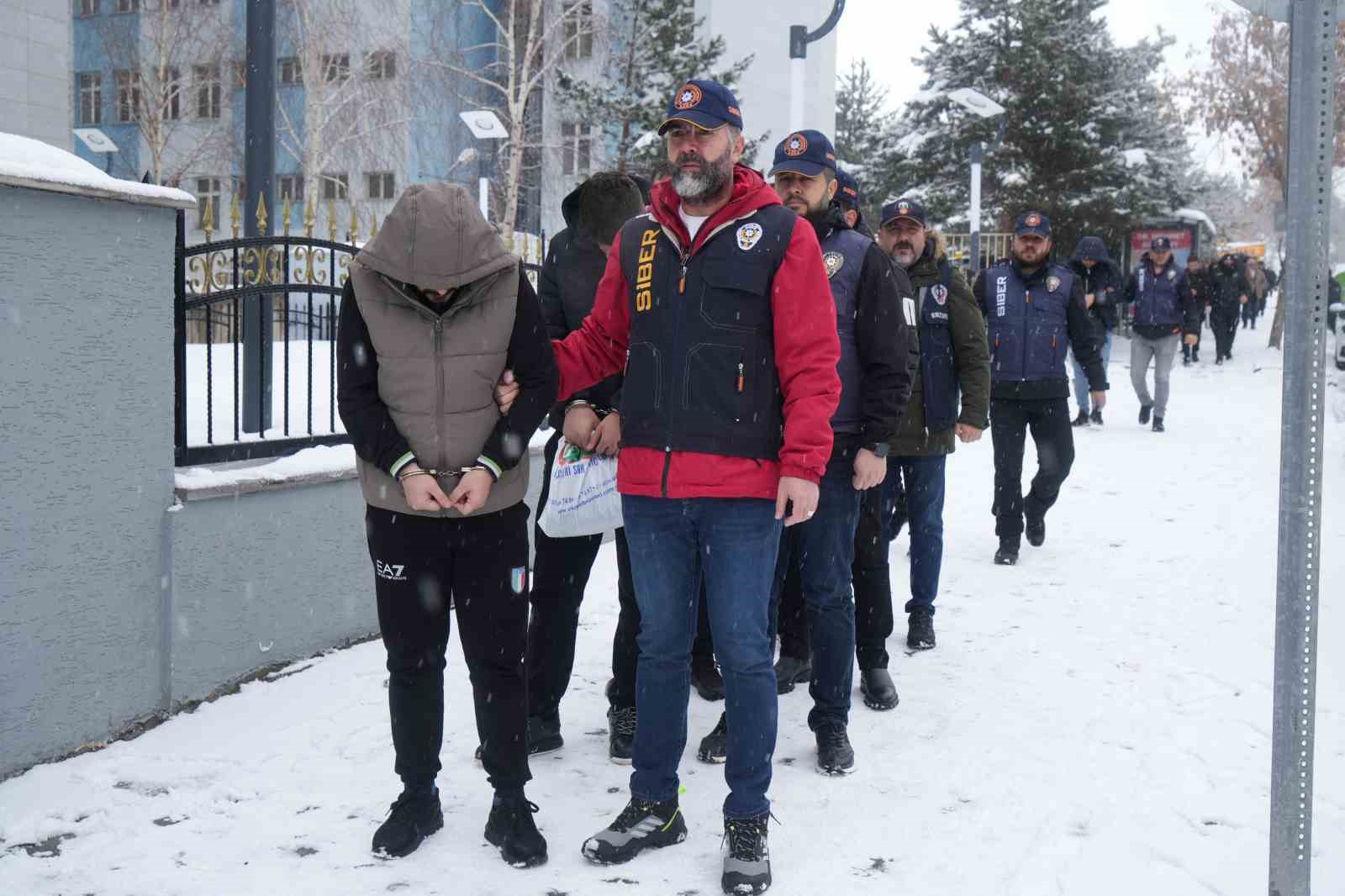 Yasal araç kiralama web sitesi kurarak vatandaşları dolandırdılar
