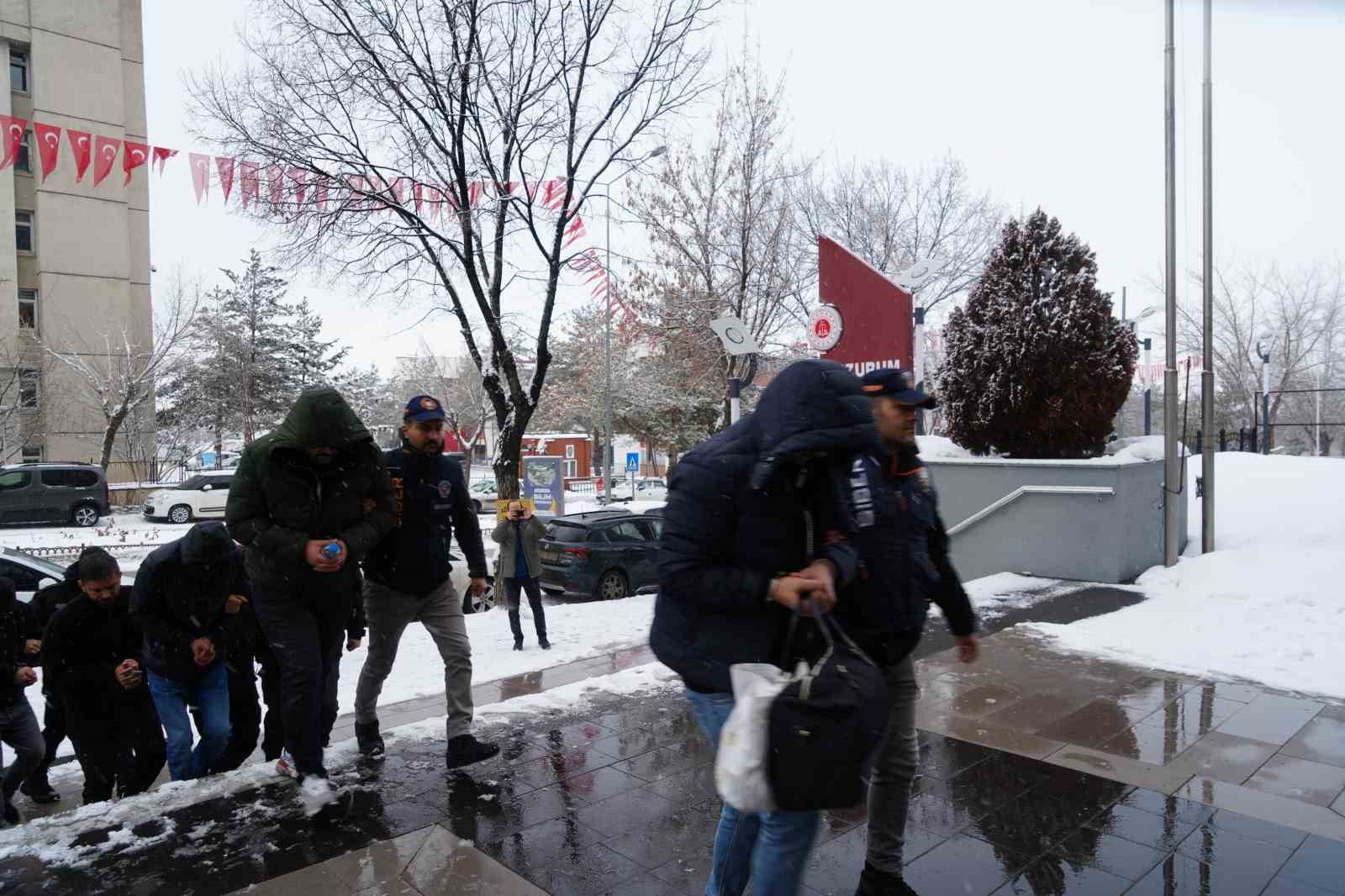 Yasal araç kiralama web sitesi kurarak vatandaşları dolandırdılar
