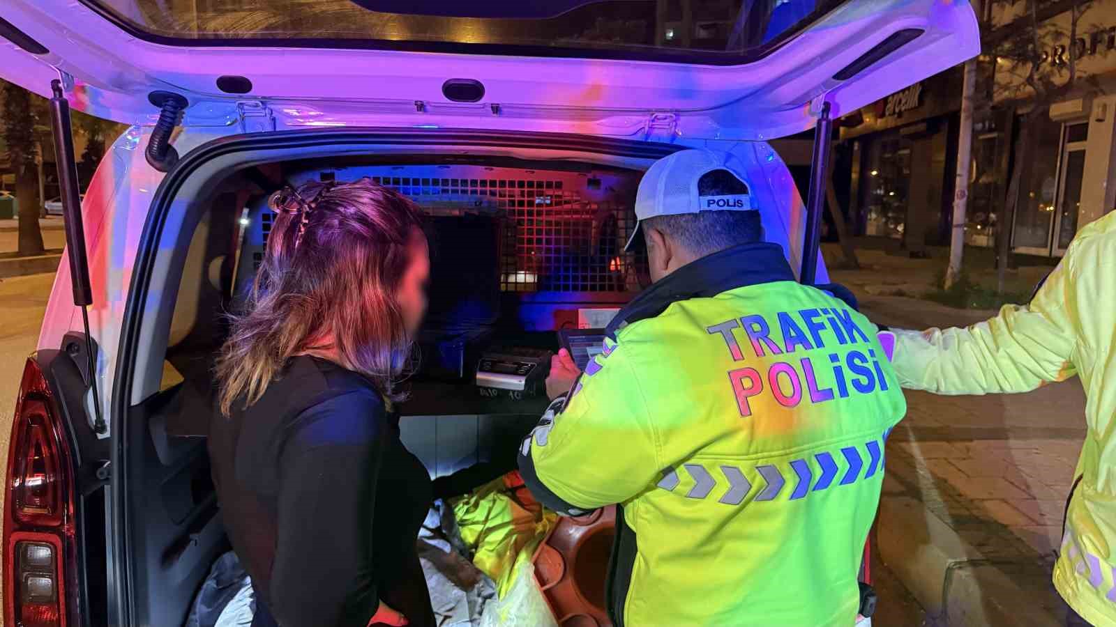 Yasal sınırın üstünde alkollü çıkan aday sürücünün ehliyeti iptal edildi, "Beni çekmeyin avukatım" diyerek kendini savundu
Yasal sınırın üstünde alkollü çıkan aday sürücünün ehliyeti iptal edildi, "Beni çekmeyin avukatım" diyerek kendini savundu