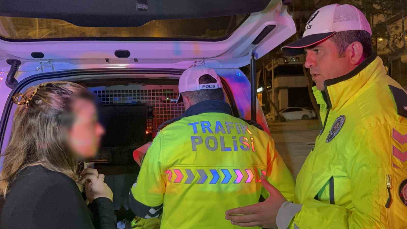 Yasal sınırın üstünde alkollü çıkan aday sürücünün ehliyeti iptal edildi, "Beni çekmeyin avukatım" diyerek kendini savundu
Yasal sınırın üstünde alkollü çıkan aday sürücünün ehliyeti iptal edildi, "Beni çekmeyin avukatım" diyerek kendini savundu