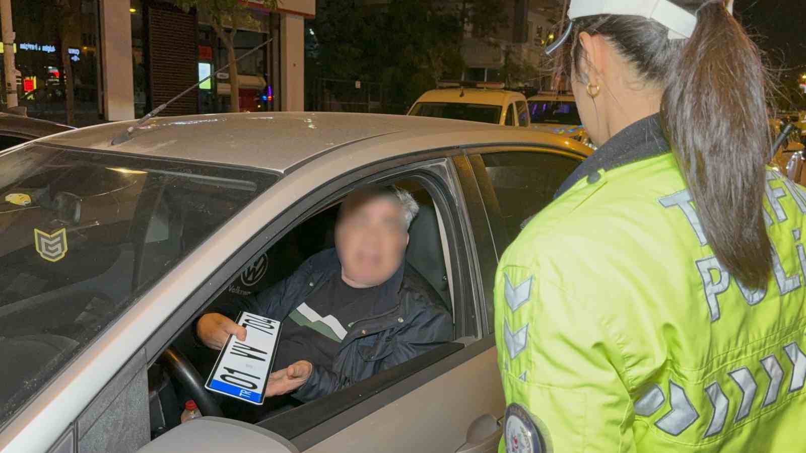 Yasal sınırın üstünde alkollü çıkan aday sürücünün ehliyeti iptal edildi, "Beni çekmeyin avukatım" diyerek kendini savundu
Yasal sınırın üstünde alkollü çıkan aday sürücünün ehliyeti iptal edildi, "Beni çekmeyin avukatım" diyerek kendini savundu