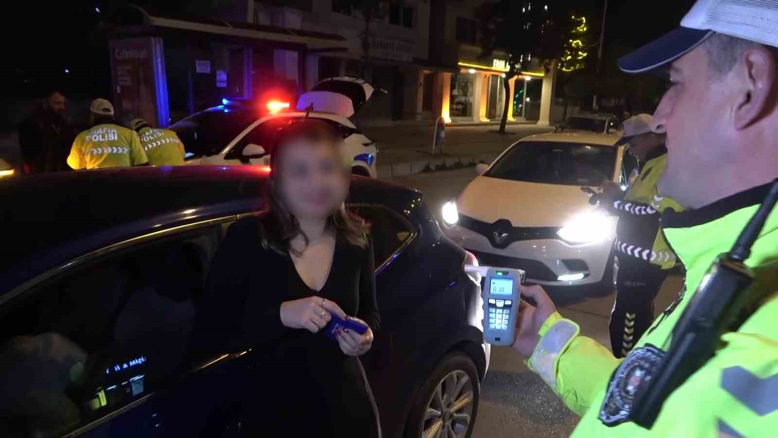 Yasal sınırın üstünde alkollü çıkan aday sürücünün ehliyeti iptal edildi, "Beni çekmeyin avukatım" diyerek kendini savundu
Yasal sınırın üstünde alkollü çıkan aday sürücünün ehliyeti iptal edildi, "Beni çekmeyin avukatım" diyerek kendini savundu