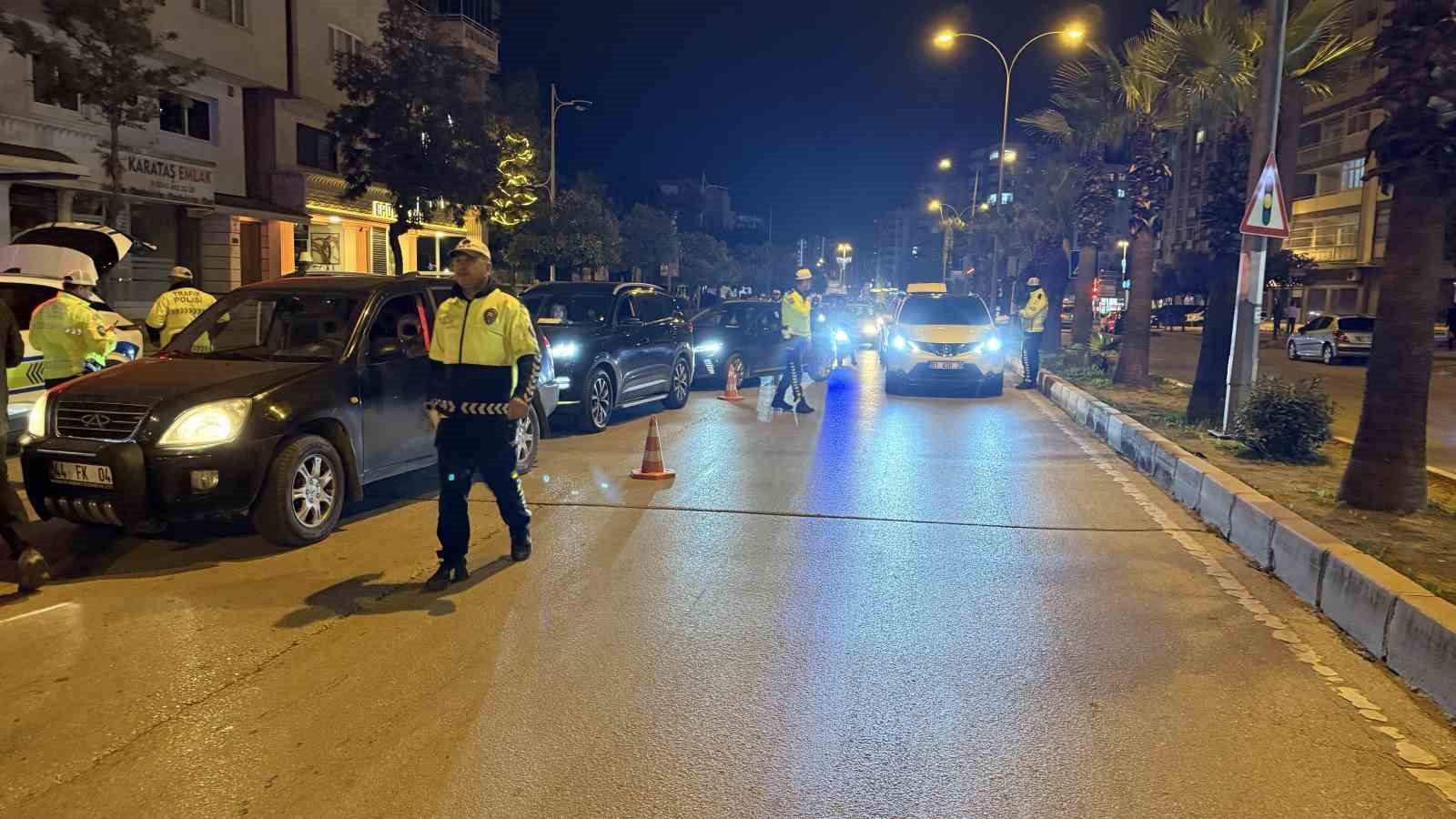 Yasal sınırın üstünde alkollü çıkan aday sürücünün ehliyeti iptal edildi, "Beni çekmeyin avukatım" diyerek kendini savundu
Yasal sınırın üstünde alkollü çıkan aday sürücünün ehliyeti iptal edildi, "Beni çekmeyin avukatım" diyerek kendini savundu