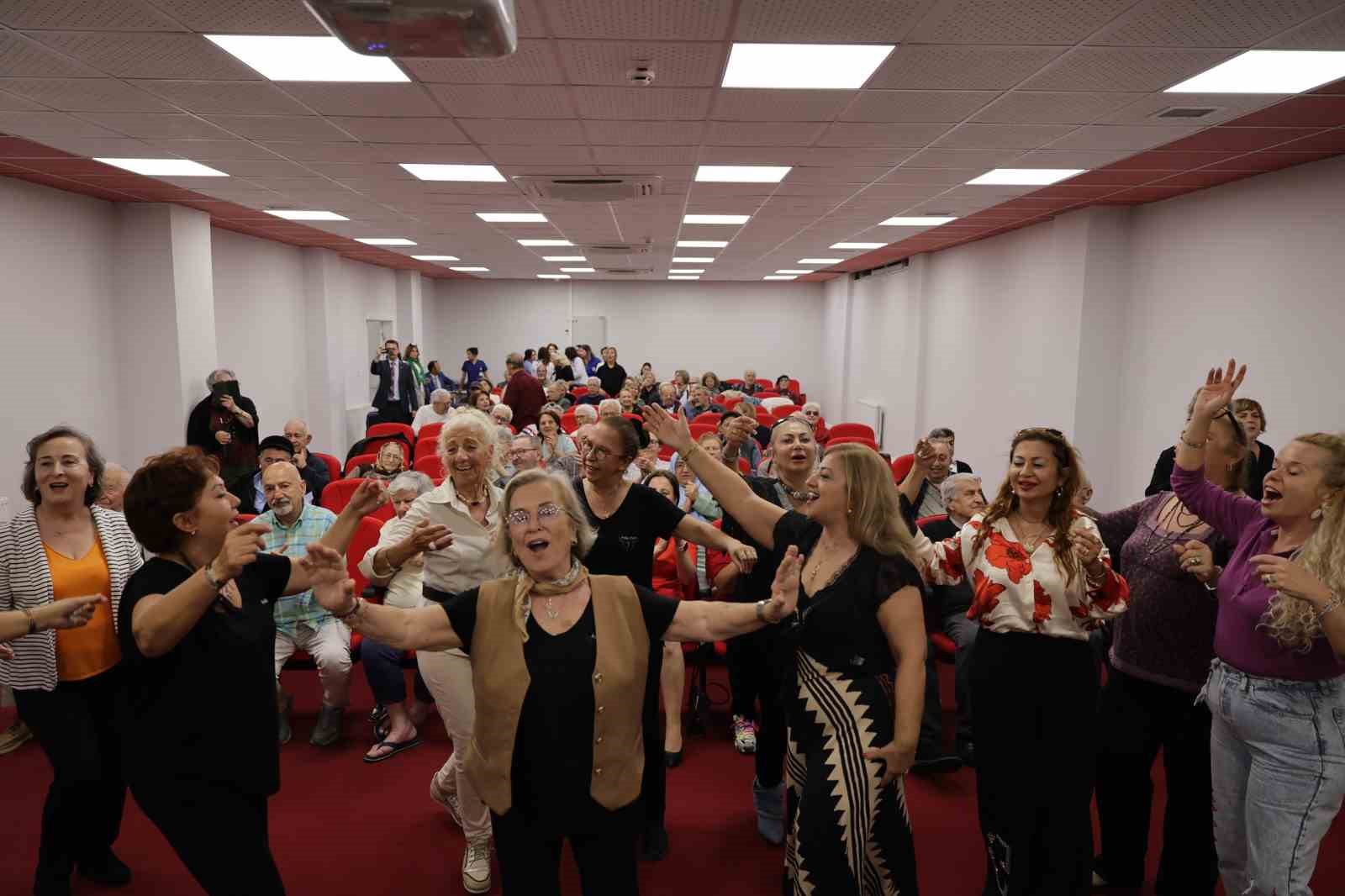 Yaşam Evi sakinleri müzik ve dansla eğlenceli zaman geçirdi
