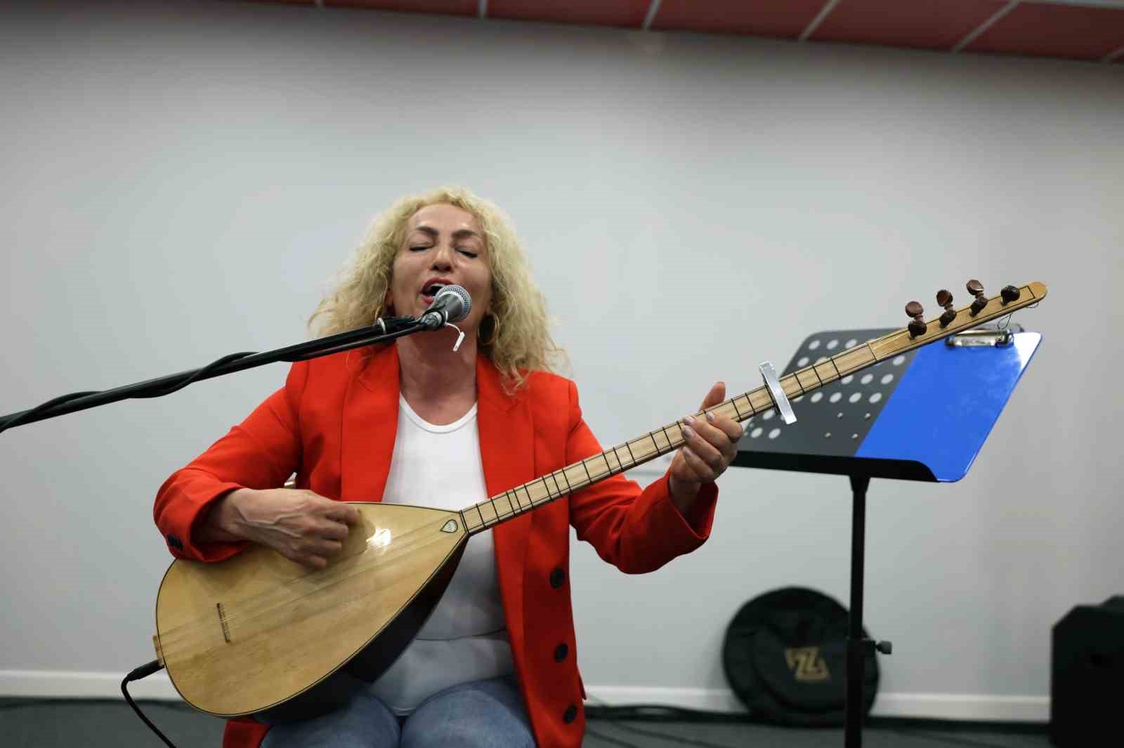 Yaşam Evi sakinleri müzik ve dansla eğlenceli zaman geçirdi
