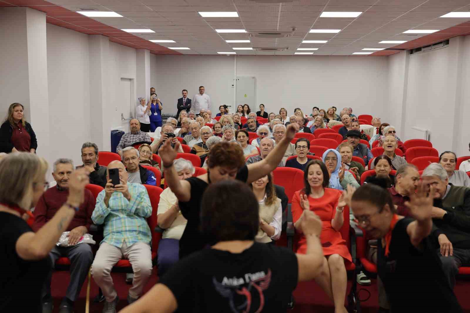 Yaşam Evi sakinleri müzik ve dansla eğlenceli zaman geçirdi
