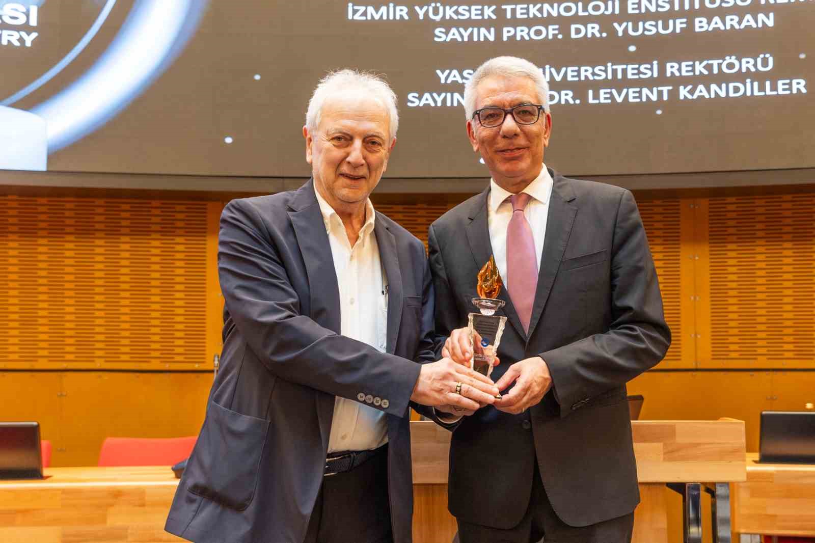 Yaşar Üniversitesi’ne EBSO’dan anlamlı ödül
Yaşar Üniversitesi’ne EBSO’dan anlamlı ödül