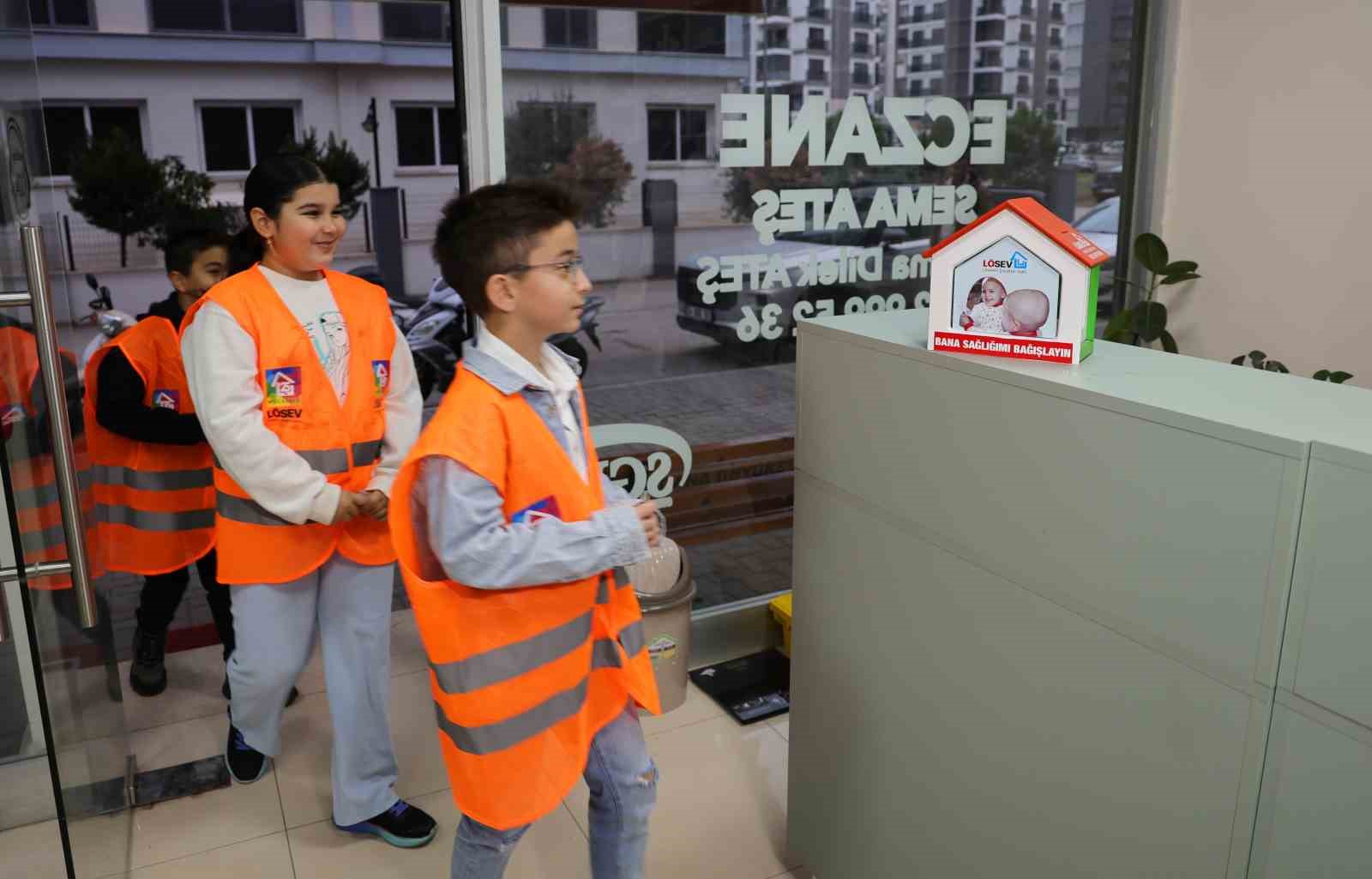 Yaşları küçük, yürekleri büyük
