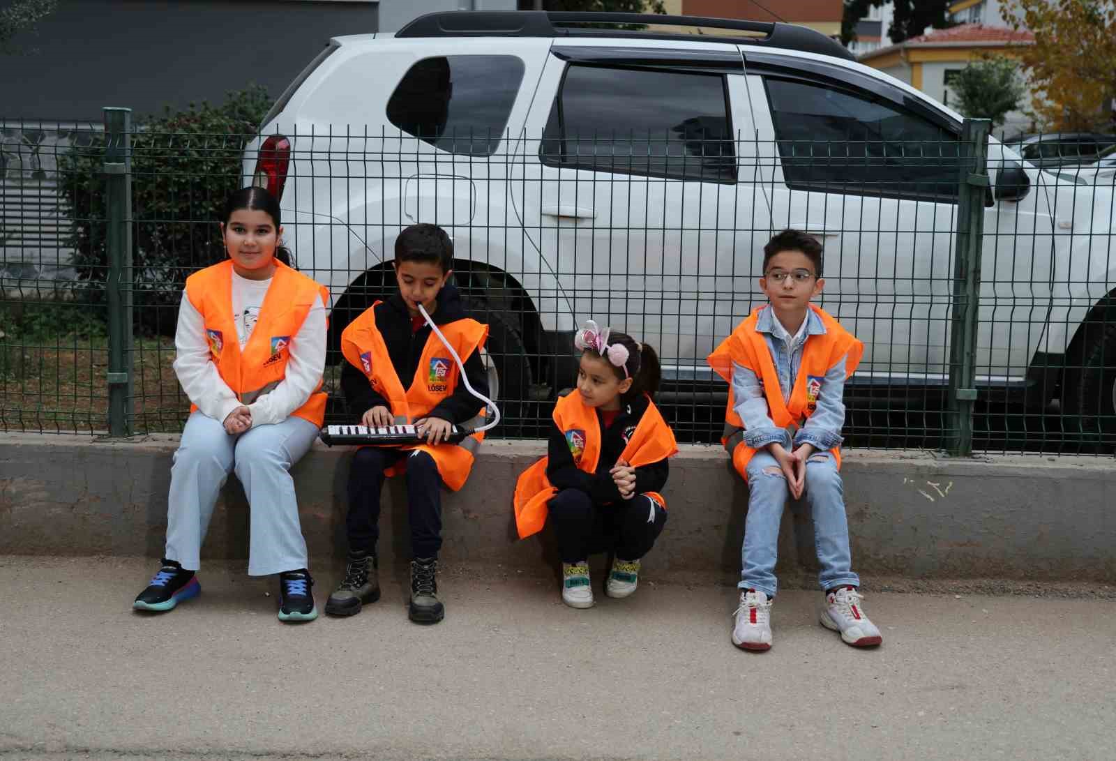 Yaşları küçük, yürekleri büyük
