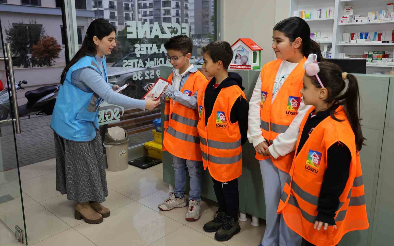 Yaşları küçük, yürekleri büyük
