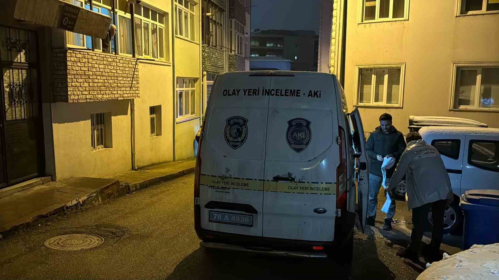Yaşlı adam apartmanın merdiven boşluğunda ölü bulundu
