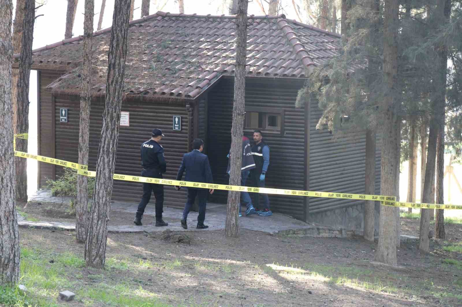 Yaşlı adam parkın lavabosunda ölü olarak bulundu
