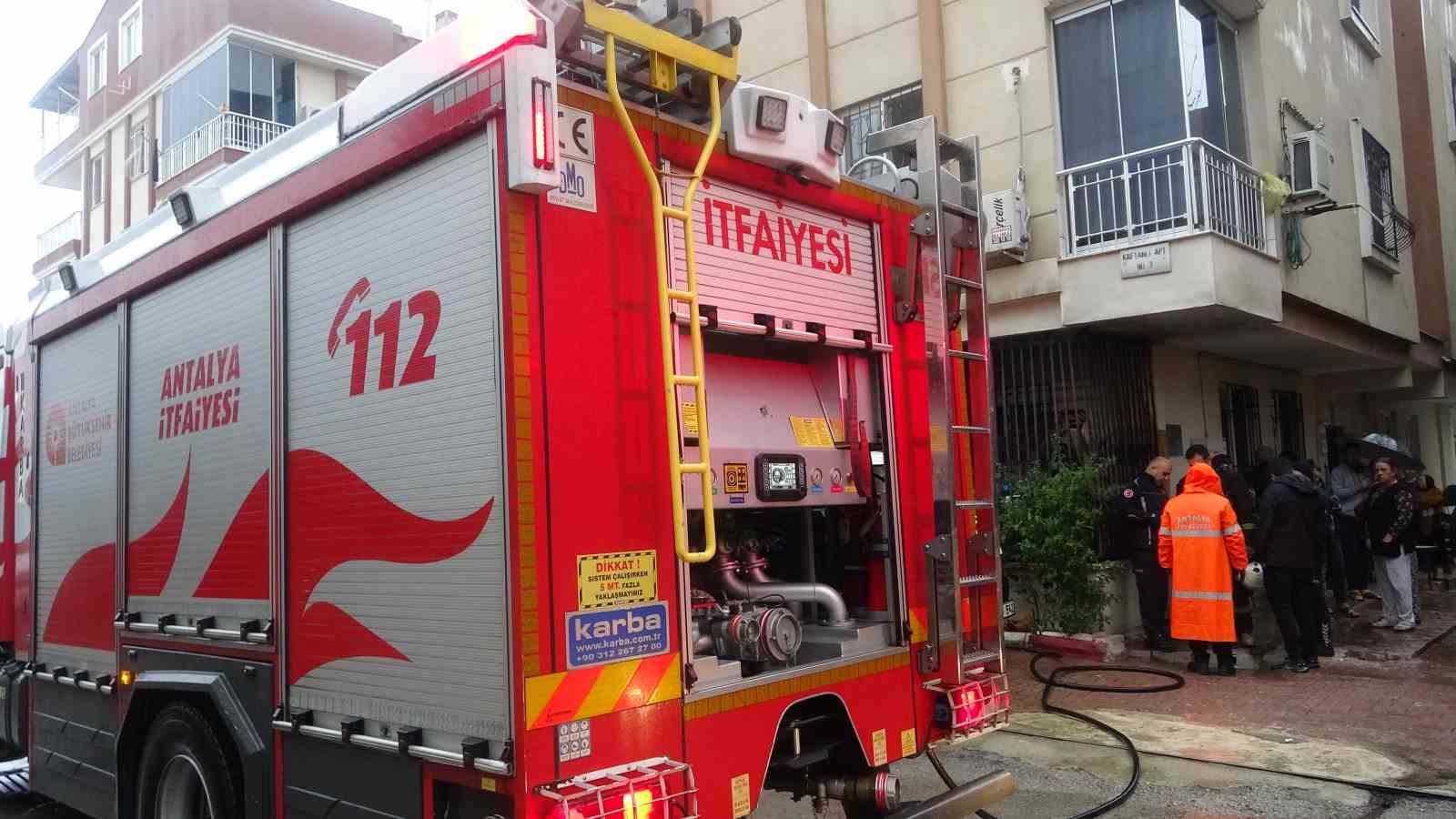 Yaşlı adamı komşuları evden çıkardı, yangın ucuz atlatıldı
