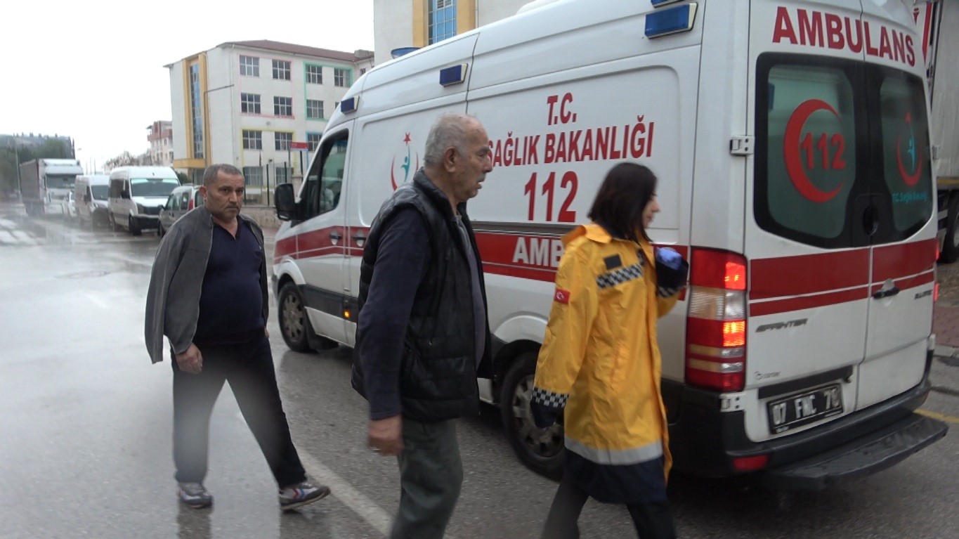 Yaşlı adamı komşuları evden çıkardı, yangın ucuz atlatıldı
