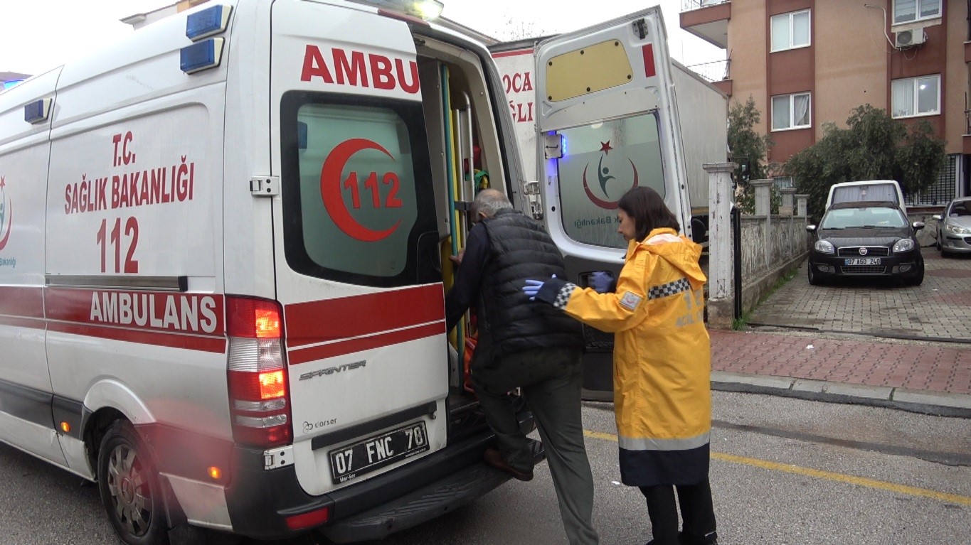 Yaşlı adamı komşuları evden çıkardı, yangın ucuz atlatıldı
