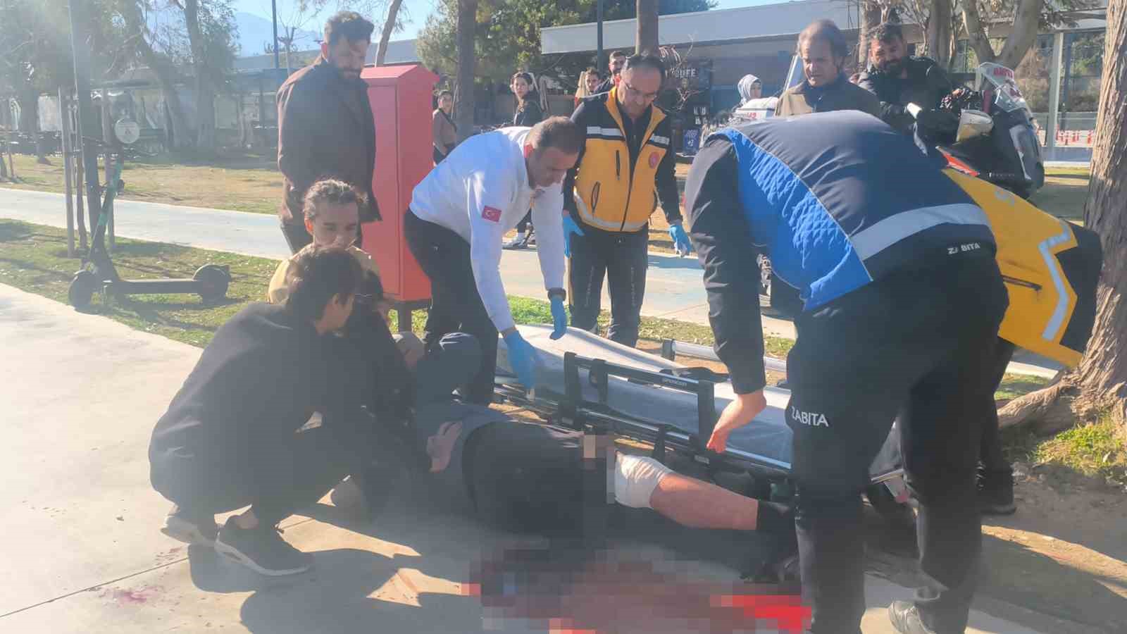 Yaşlı adamı "Neden selam almıyorsun" diyerek bacağından bıçakladılar
