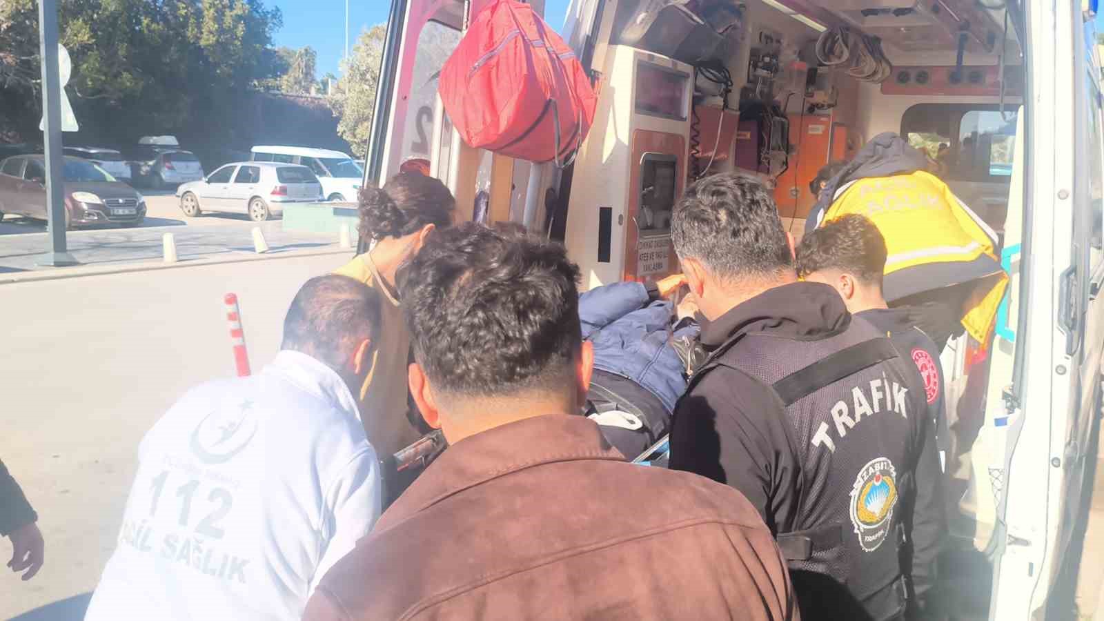 Yaşlı adamı "Neden selam almıyorsun" diyerek bacağından bıçakladılar
