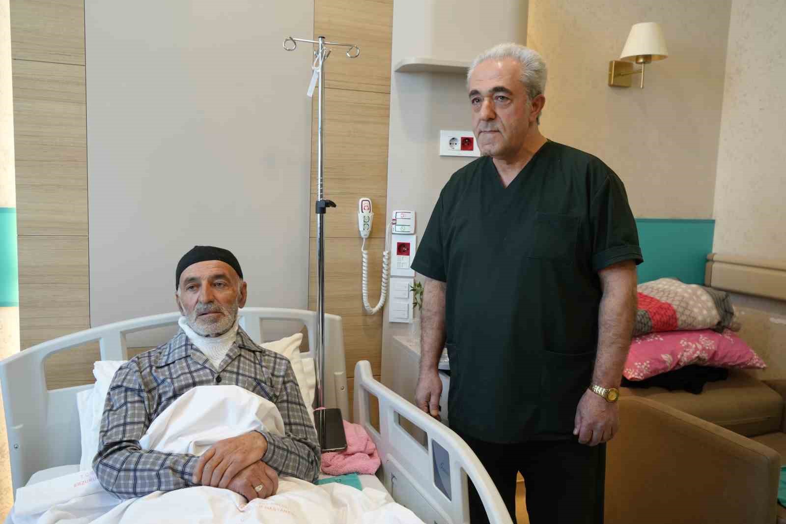 Yaşlı adamın ’tamir’ inadı kötü bitti: Borudan fışkıran suyla hastanelik oldu
