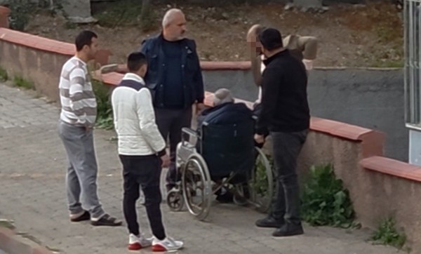 Yaşlı babasına sert çıkan şahıs, yanlış anlaşılınca darp edildi
Yaşlı babasına sert çıkan şahıs, yanlış anlaşılınca darp edildi