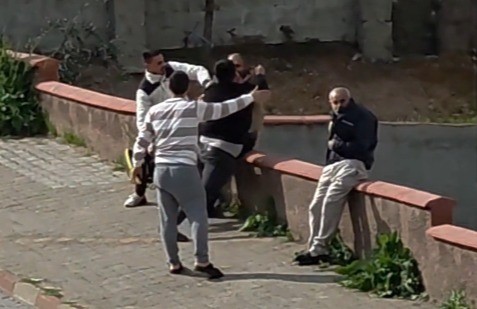 Yaşlı babasına sert çıkan şahıs, yanlış anlaşılınca darp edildi
Yaşlı babasına sert çıkan şahıs, yanlış anlaşılınca darp edildi