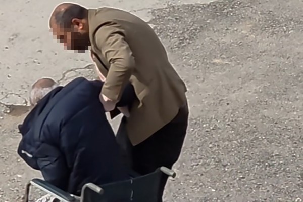 Yaşlı babasına sert çıkan şahıs, yanlış anlaşılınca darp edildi
Yaşlı babasına sert çıkan şahıs, yanlış anlaşılınca darp edildi