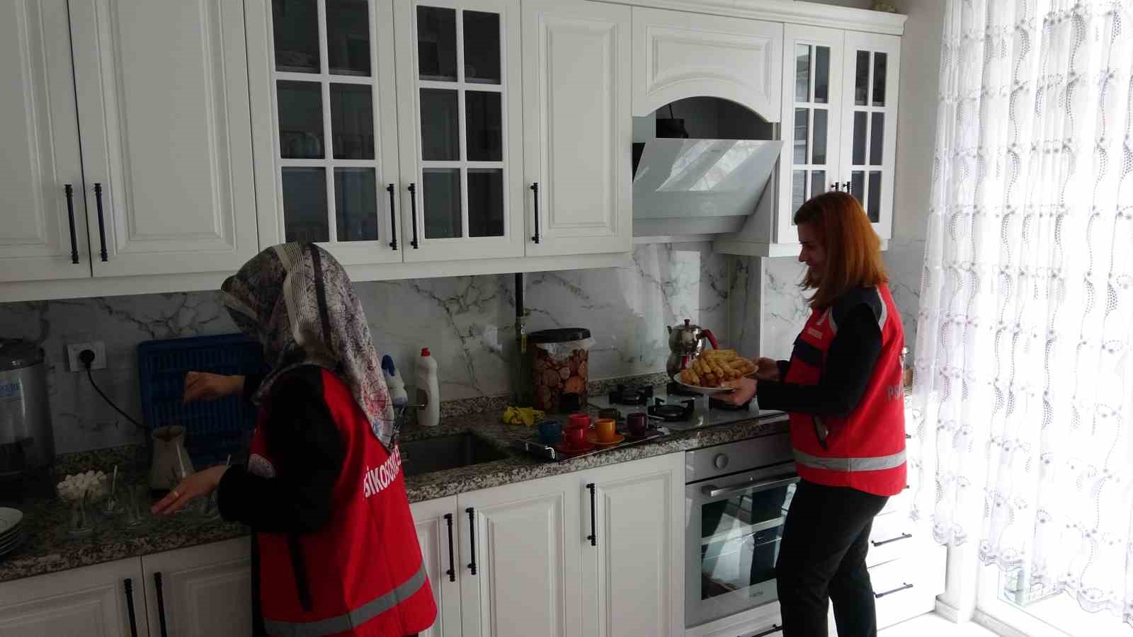 Yaşlı çift, çocukların getirdiği pasta ile Yaşlılar Haftası’nı kutladı
