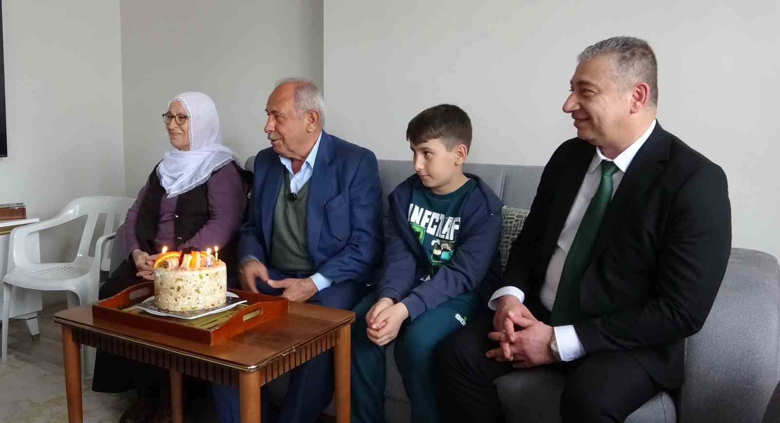 Yaşlı çift, çocukların getirdiği pasta ile Yaşlılar Haftası’nı kutladı
