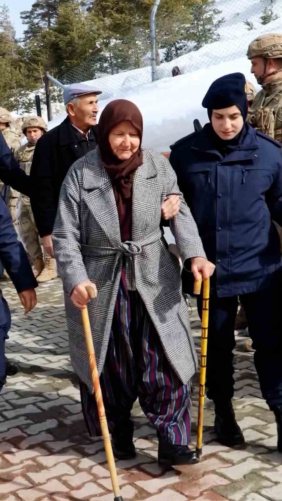 Yaşlı kadın elleriyle ördüğü çorapları iki yıldır Mehmetçiğe gönderiyor
