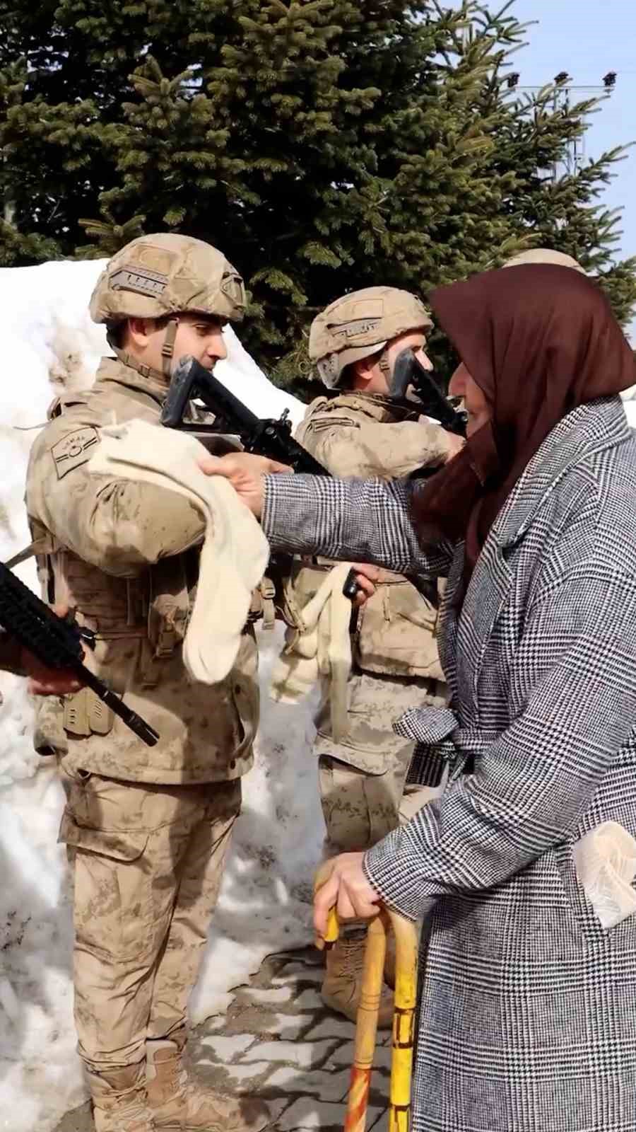 Yaşlı kadın elleriyle ördüğü çorapları iki yıldır Mehmetçiğe gönderiyor
