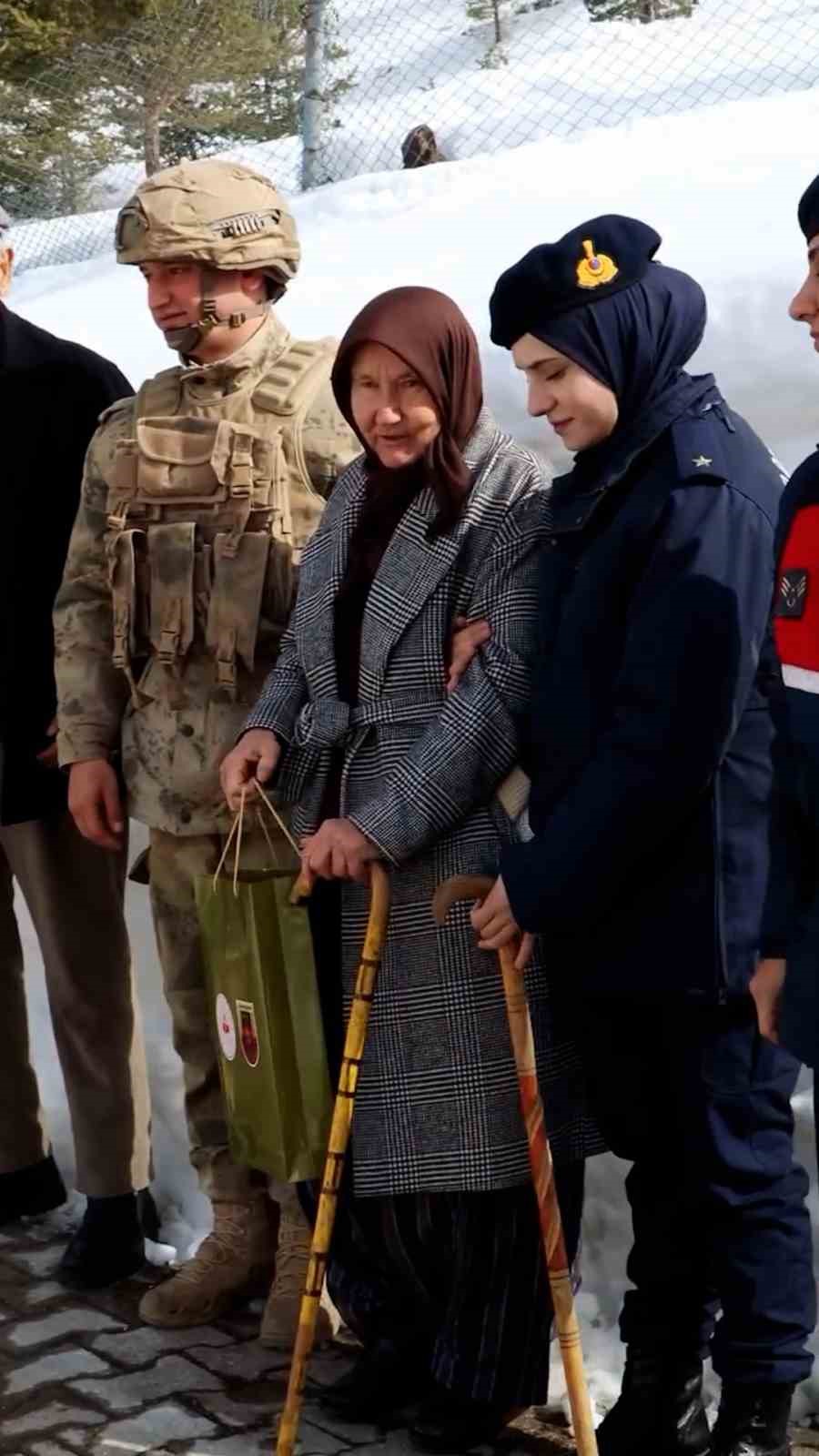 Yaşlı kadın elleriyle ördüğü çorapları iki yıldır Mehmetçiğe gönderiyor
