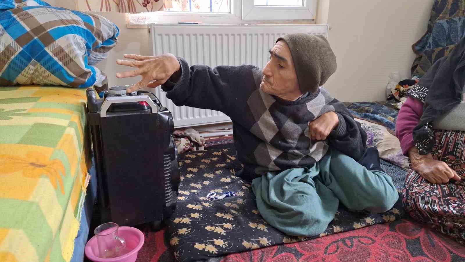 Yaşlı kadın engelli oğluna 61 yıldır ‘bebek’ gibi bakıyor: Azmiyle örnek oluyor
